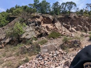 Sud-Kivu : Un creseur meurt dans une mine à uvira le maire suspend les activités dans la carrière de kalungwe Photo d'illustration : L'extraction artisanale des pierres dans toutes les carrières du village de Kalungwe - incorporé est fermée jusqu'à nouvel ordre.