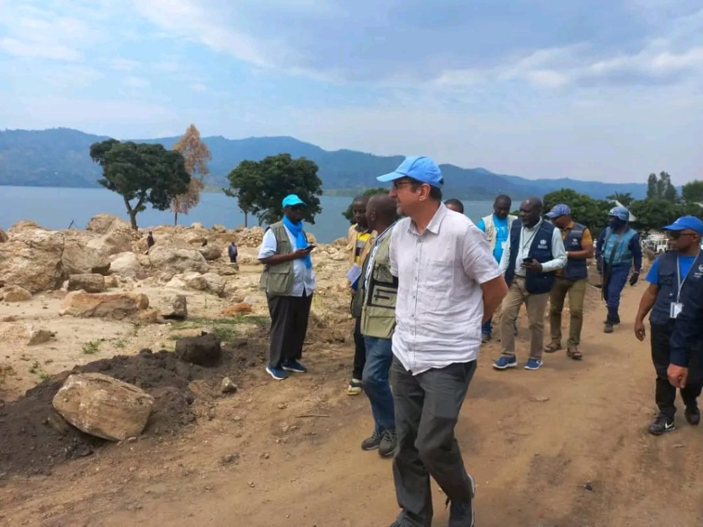 Le coordonnateur humanitaire en RDC, Bruno Lemarquis a visité, les sinistrés basés à Bushushu, territoire de Kalehe (Sud-Kivu).