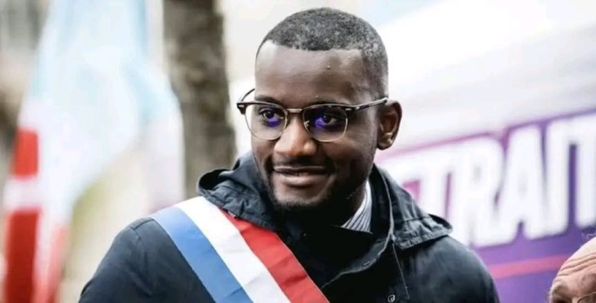 Carlos Martens Bilongo, député de la France Insoumise de Jean Luc Melonchon, a déposé, le 18 juillet 2023 sur la table de l'Assemblée nationale française, une proposition de résolution condamnant Kigali qu’il accuse, à son tour, de soutenir le groupe rebelle du M23 dans l’Est de la RD Congo. Le texte est soutenu par tous les députés de La France insoumise.