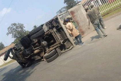 Un camion transportant du ciment vient de se renverser sur le sol au gouvernorat du Nord Kivu,