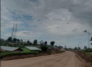 Vue de la grande route traversant le groupement baswagha madiwe