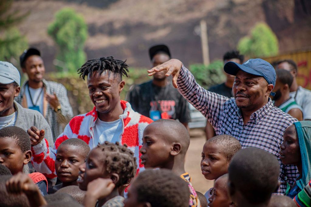 Le jeune attaquant Alison Mumbere au chevet des déplacés de guerre à Kanyaruchinya