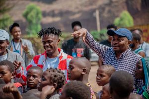 Le jeune attaquant Alison Mumbere au chevet des déplacés de guerre à Kanyaruchinya
