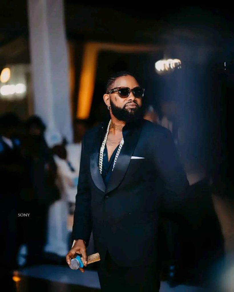 Ferre Gola se retire lors du prestation au stade des Martyrs lors de la cérémonie d'ouverture des IVeme jeux de la Francophonie