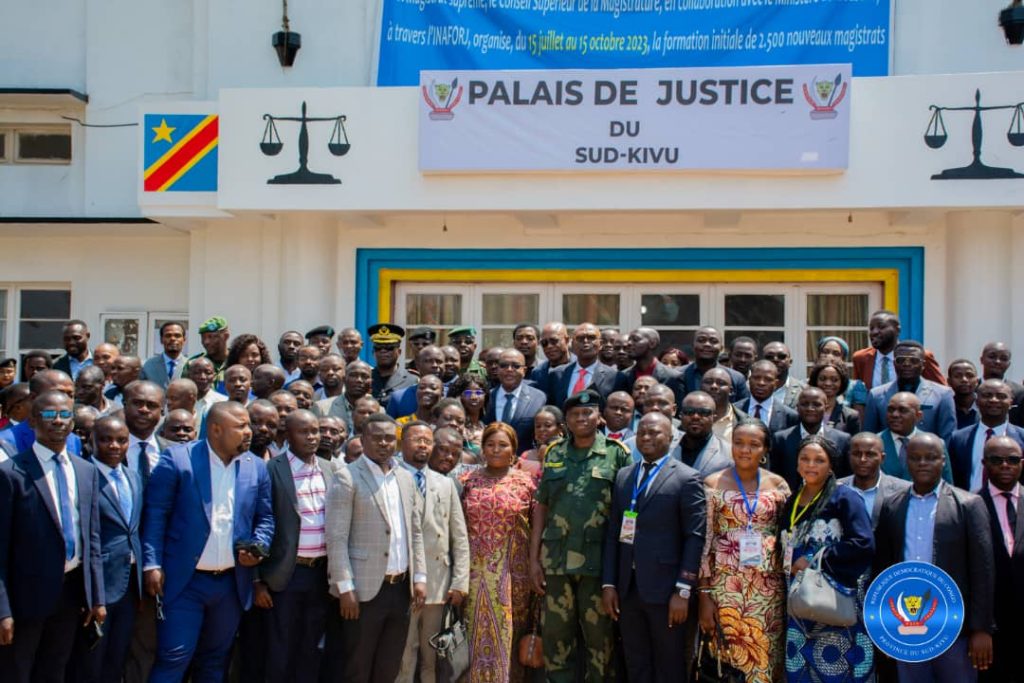 Le gouverneur Théo Ngwabidje inaugure officiellement la formation des nouveaux magistrats