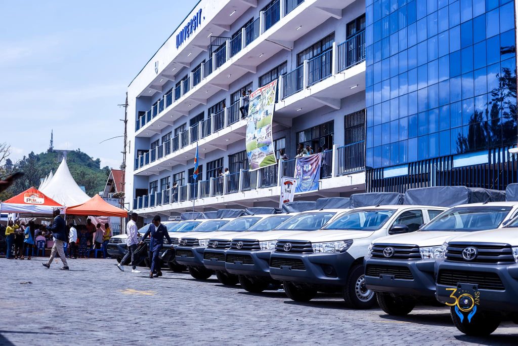 14 jeeps sont visibles à esplanades de l'université de Goma