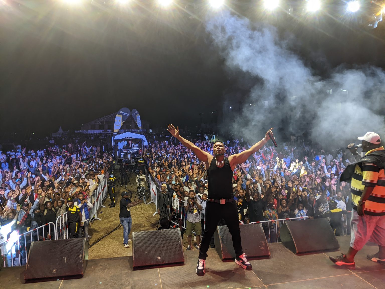 Festival du Rap et Slam à Bukavu : L’artiste rappeur de Goma JKM Rambo a mis tout le monde d’accord L'artiste rappeur de Goma JKM Rambo a mis tout le monde d'accord au Festival du Rap et Slam à Bukavu