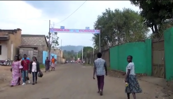 Vue sur avenue de l'entrée du bureau de la commune Bungulu
