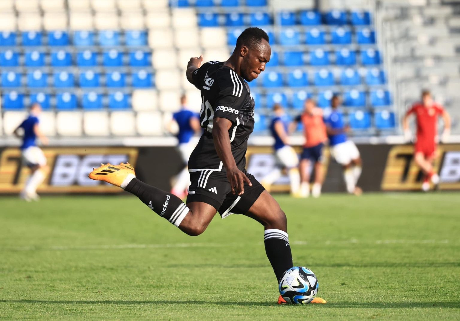 L'internationaux congolais Jackson Muleka qui inscrit un doublé