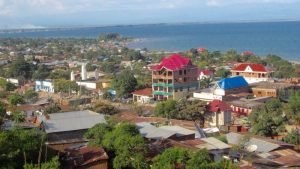 La ville d'UVIRA située sur les rives du lac Tanganyika, elle est desservie par la route nationale RN 5 à 130 km au sud du chef-lieu provincial Bukavu