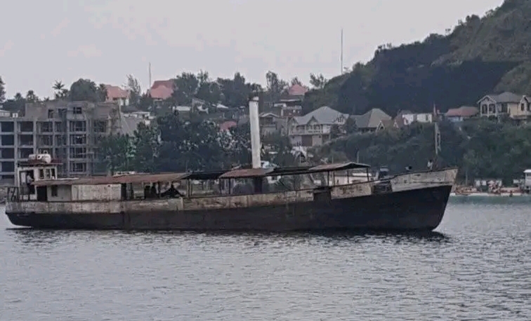 Le Bateau Karisimbi immobilisé sur le Lac Kivu depuis plus de 24 heures secouru grâce à l'implication des Gouverneurs Ngwabidje et Ndima