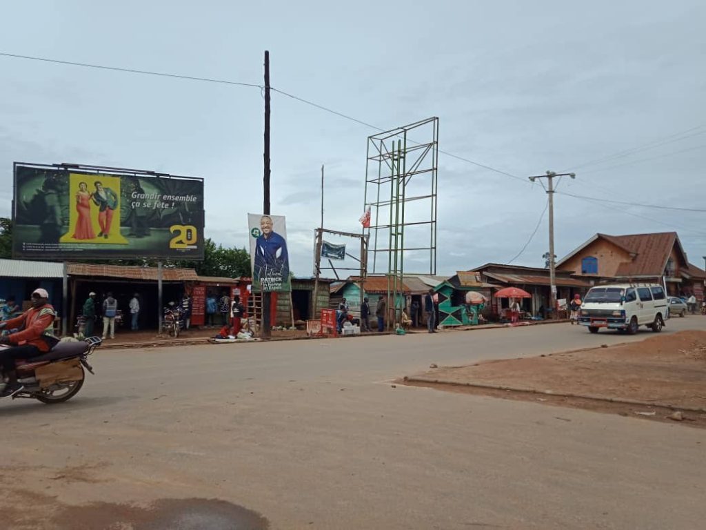 Vue sur le boulevard président de la république vers la sortie sud de la ville de Butembo