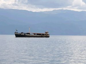 Le Bateau Karisimbi immobilisé sur le Lac Kivu depuis plus de 24 heures secouru grâce à l'implication des Gouverneurs Ngwabidje et Ndima Le Bateau Karisimbi immobilisé sur le Lac Kivu depuis plus de 24 heures secouru grâce à l'implication des Gouverneurs Ngwabidje et Ndima