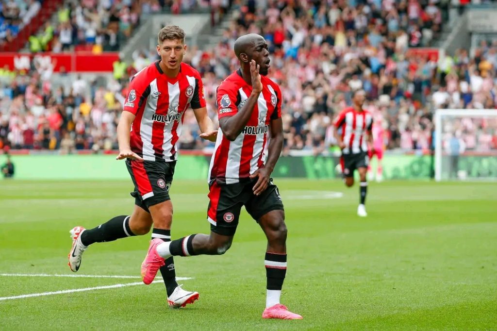 L'international congolais Yoane Wisa avec son équipe de Brentford