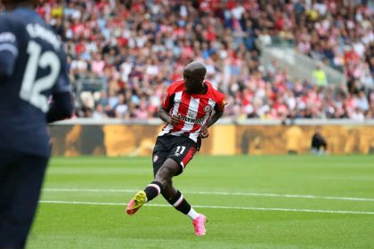 L'international congolais Yoane Wisa avec son équipe de Brentford