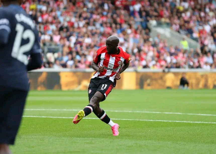 L'international congolais Yoane Wisa avec son équipe de Brentford