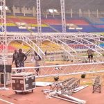 Les images du stade des martyrs montrent l'installation du podium, des instruments de son ainsi que les lumières du spectacle du chorégraphe Félix Wazekwa