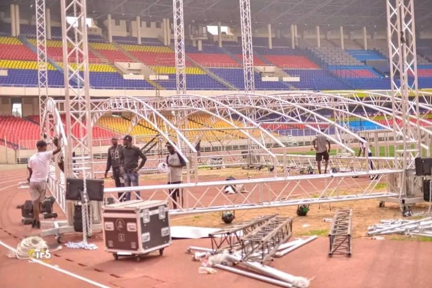 Les images du stade des martyrs montrent l'installation du podium, des instruments de son ainsi que les lumières du spectacle du chorégraphe Félix Wazekwa