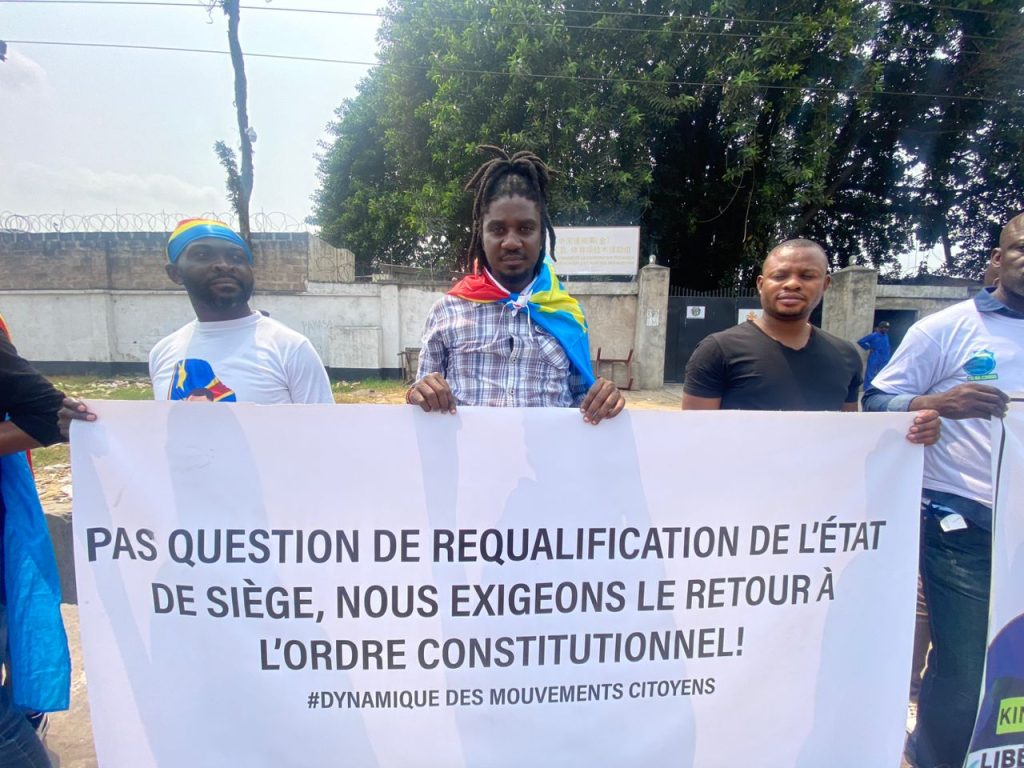 Sit-in de la dynamique des mouvements citoyens devant le palais du peuple pour exiger la levée de l'État de siège