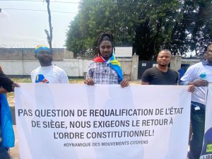 Sit-in de la dynamique des mouvements citoyens devant le palais du peuple pour exiger la levée de l'État de siège