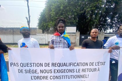 Sit-in de la dynamique des mouvements citoyens devant le palais du peuple pour exiger la levée de l'État de siège