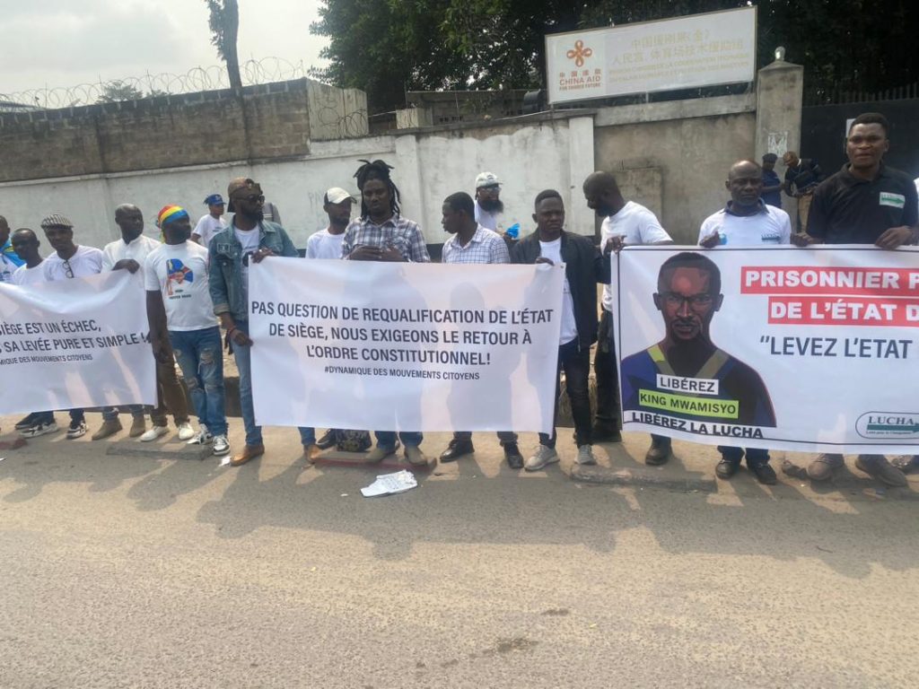 Sit-in de la dynamique des mouvements citoyens devant le palais du peuple pour exiger la levée de l'État de siège