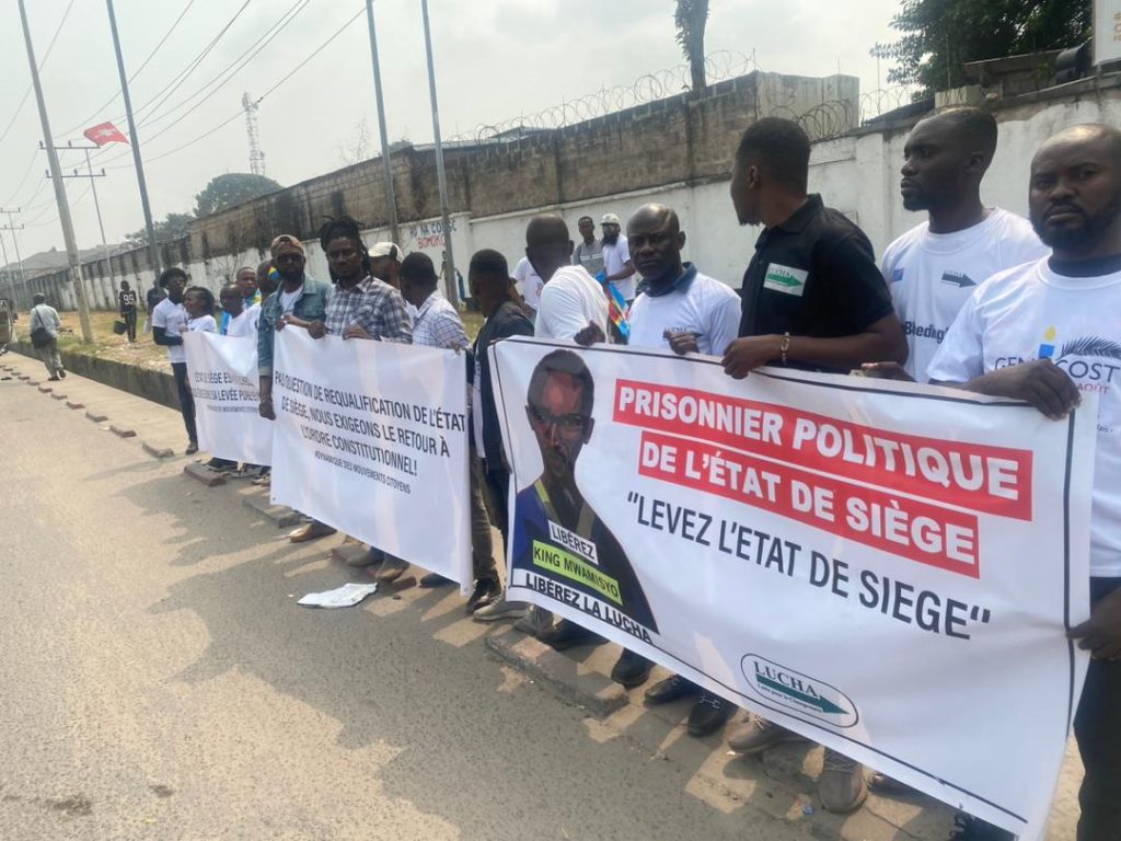 Sit-in de la dynamique des mouvements citoyens devant le palais du peuple pour exiger la levée de l'État de siège