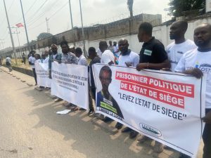 RDC : Les mouvements citoyens appellent à la libération de leurs collègues avant la levée de l'état de siège Sit-in de la dynamique des mouvements citoyens devant le palais du peuple pour exiger la levée de l'État de siège