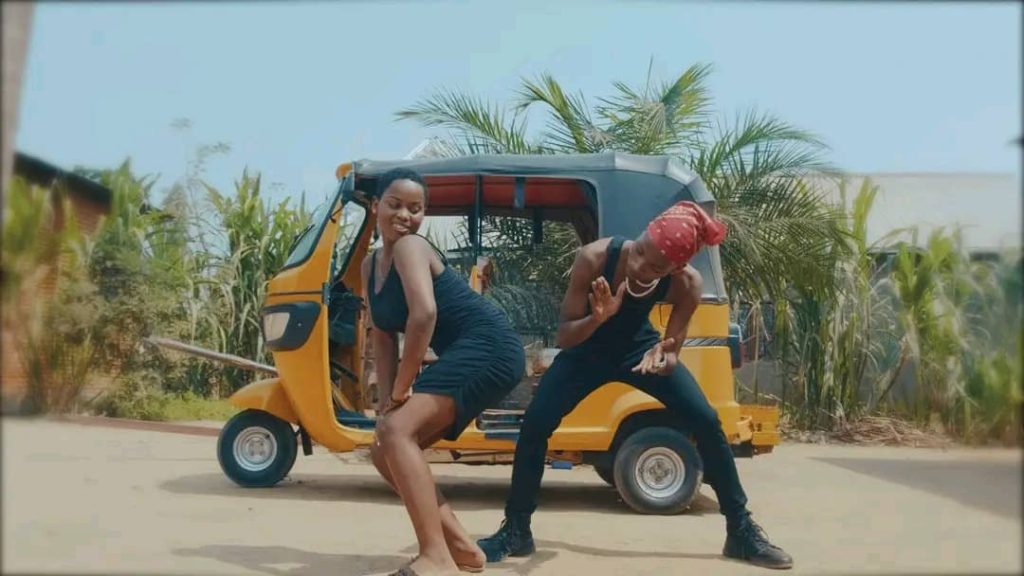 L'artiste musicien Sapologuano Odenumz du label Sapogang Music évoluant au Sud-Kivu à l'est de la République démocratique du Congo