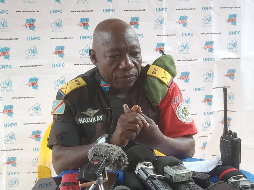 Photo du Lt colonel Mak Hazukay porte-parole des ops conjointes FARDC-UPDF lors d'un point de presse sur le bilan mi-parcours des opérations