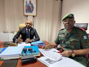 RDC : L'armée congolaise accuse les USA de jouer la propagande rwandaise Patrick Muyaya Porte-Parole du Gouvernement, Ministre de la Communication et des médias, R.D Congo avec le porte-parole des FARDC