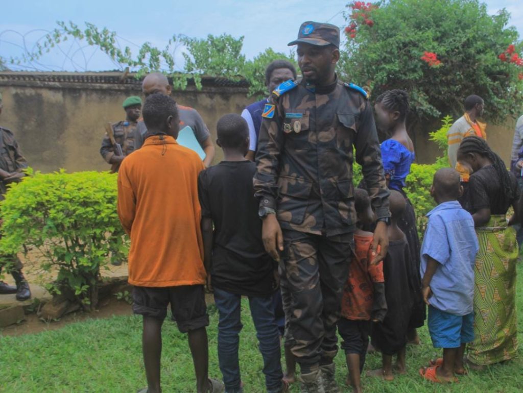 L'armée remet 23 anciens otages libérés des mains des ADF à la société civile
