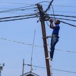 Un électricien de SNEL faisant le raccordement des câbles électriques