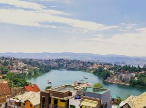 Une vue aérienne de Bukavu, la capitale de la province du Sud-Kivu, en République démocratique du Congo (RDC). La ville est entourée de rivières sinueuses, de collines et de vastes hauts plateaux, créant un cadre pittoresque qui ravit les yeux.