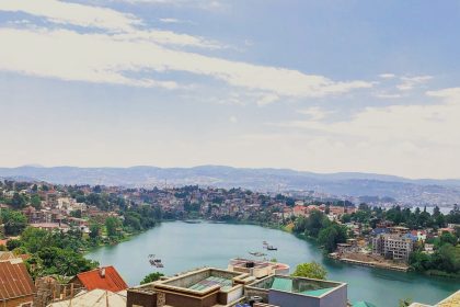 Une vue aérienne de Bukavu, la capitale de la province du Sud-Kivu, en République démocratique du Congo (RDC). La ville est entourée de rivières sinueuses, de collines et de vastes hauts plateaux, créant un cadre pittoresque qui ravit les yeux.