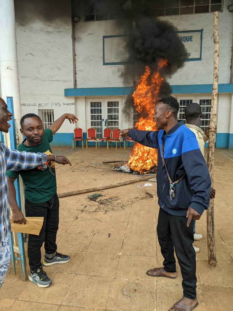 Manifestation des jeunes de l’église Néo-apostolique s'opposant à la spoliation de leur église