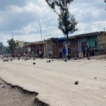 Les routes barricadées, des manifestants protestent contre la mort par balle d'un jeune homme par des bandits armes