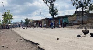 Les routes barricadées, des manifestants protestent contre la mort par balle d'un jeune homme par des bandits armes