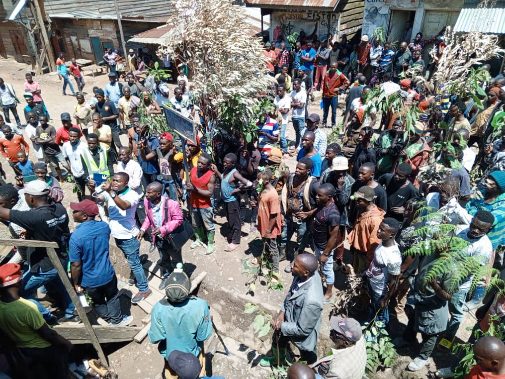Manifestation des familles de travailleurs de l’ancienne société « Sominki » contre une tentative de spoliation du bâtiment abritant les bureaux de l’Etat