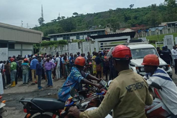 Devant la morgue de l'hôpital général dans la ville de Goma
