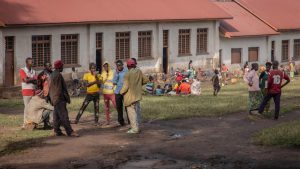 Des déplacés congolais dans la cours d'une école à Rutshuru, Nord-Kivu