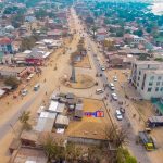 La ville d'UVIRA située sur les rives du lac Tanganyika, elle est desservie par la route nationale RN 5 à 130 km au sud du chef-lieu provincial Bukavu