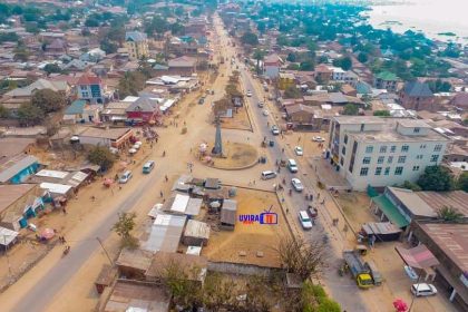 La ville d'UVIRA située sur les rives du lac Tanganyika, elle est desservie par la route nationale RN 5 à 130 km au sud du chef-lieu provincial Bukavu