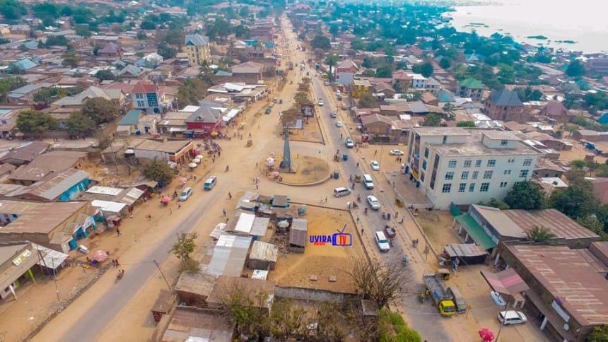 La ville d'UVIRA située sur les rives du lac Tanganyika, elle est desservie par la route nationale RN 5 à 130 km au sud du chef-lieu provincial Bukavu