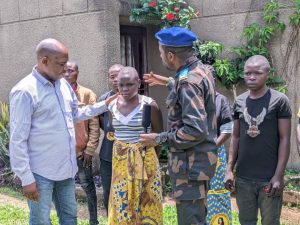 Lors de la remise des ex-otages des ADF à la société civile de Beni