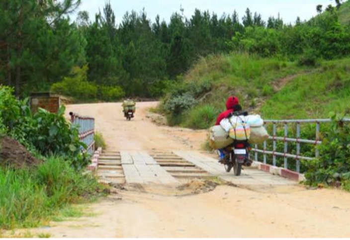 Image de la grand route, à la sortie nord de la chefferie de Babila Teturi