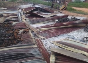 Irumu : 5 civils tués par les ADF/MTM dans la chefferie de Walese Vonkutu Photo d'illustration Maison incendiée par les ADF/MTM à Irumu