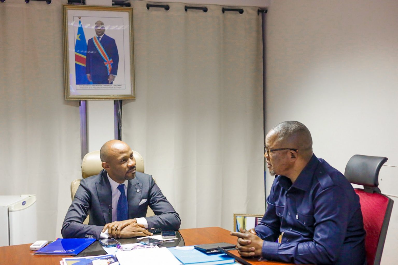 Le vice premier ministre et ministre de l'Intérieur, Peter Kazadi avec le Ministre de la Communication et Médias, Patrick Muyaya Katembwe