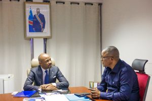 Le vice premier ministre et ministre de l'Intérieur, Peter Kazadi avec le Ministre de la Communication et Médias, Patrick Muyaya Katembwe