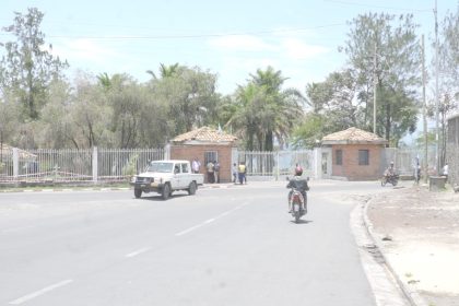 Devant le portail du Gouvernorat du Nord-Kivu, dans la ville de Goma